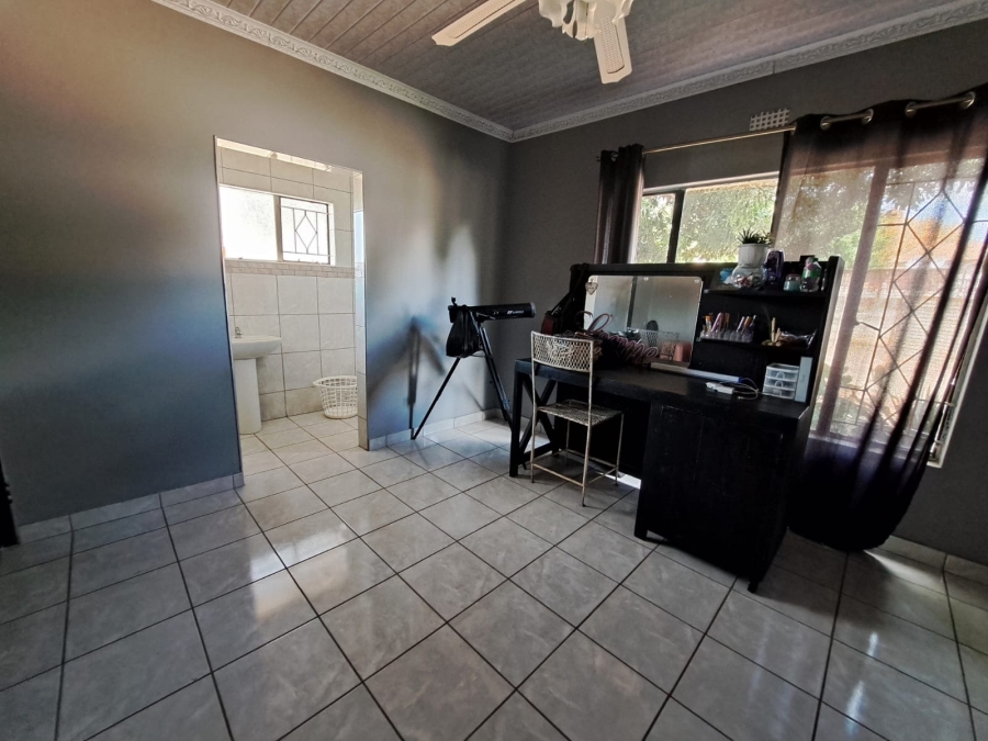 5 Bedroom Property for Sale in Oos Einde North West